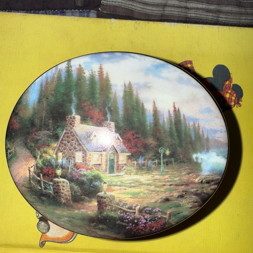 Cottage by the Sea Thomas Kinkades guiding lights music box